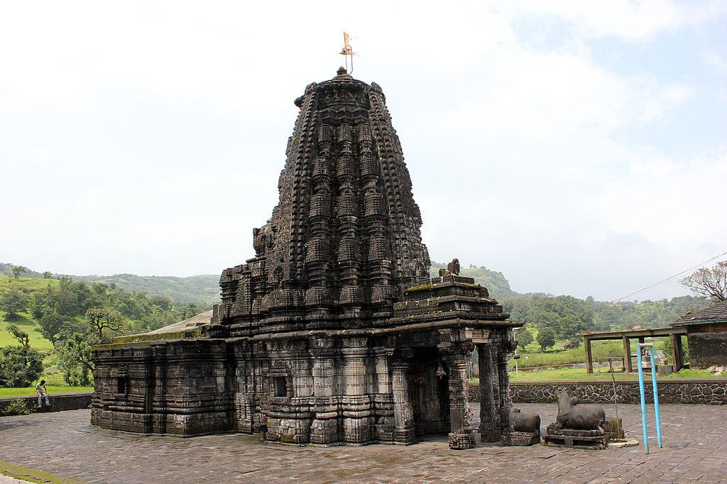 https://upload.wikimedia.org/wikipedia/commons/thumb/4/46/Amriteshwar_temple.jpg/1024px-Amriteshwar_temple.jpg